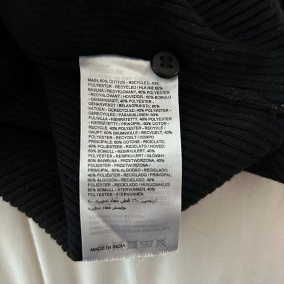 Open-back buttoned cutout sweater - Picture 5 of 5